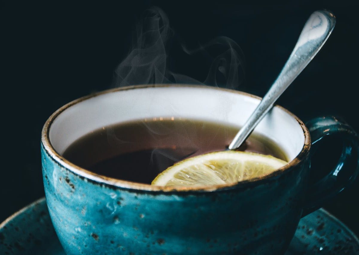 नींबू चाय में डालने के लिए एक लोकप्रिय विकल्प है, जो अपने प्रसिद्ध स्वाद और संभावित स्वास्थ्य लाभों के लिए जाना जाता है।अपने नींबू से पूरा विटामिन सी प्राप्त करें! जानें कि पहले से गर्म पानी में नींबू डालकर नींबू की चाय में विटामिन सी को कैसे सुरक्षित रखें।