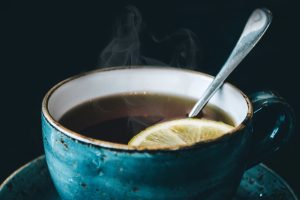 नींबू चाय में डालने के लिए एक लोकप्रिय विकल्प है, जो अपने प्रसिद्ध स्वाद और संभावित स्वास्थ्य लाभों के लिए जाना जाता है।अपने नींबू से पूरा विटामिन सी प्राप्त करें! जानें कि पहले से गर्म पानी में नींबू डालकर नींबू की चाय में विटामिन सी को कैसे सुरक्षित रखें।
